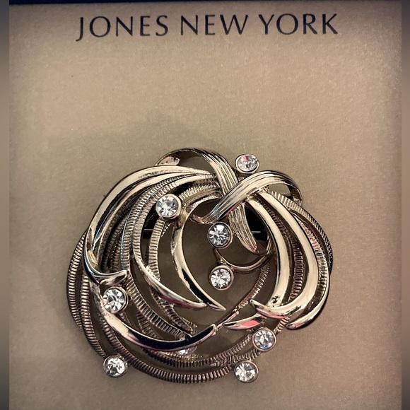 Exquisite Brooch - Picture 1 of 3